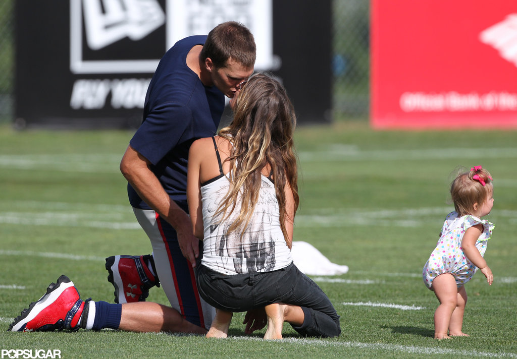 Pregnant Gisele Bundchen Pictures Kissing Tom Brady at New England ...