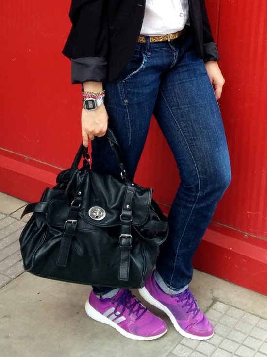 jeans, zapatillas, satchel complementos para un look sporty chic